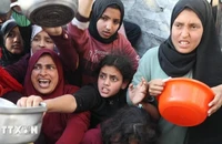 Người dân chờ nhận thức ăn cứu trợ tại Beit Lahia, miền bắc Dải Gaza ngày 22/3/2025. (Ảnh: THX/TTXVN)