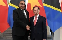 Phó Thủ tướng, Bộ trưởng Ngoại giao Bùi Thanh Sơn và Bộ trưởng Ngoại giao và Hợp tác Đông Phi nước Cộng hòa thống nhất Tanzania Mahmoud Thabit Kombo. (Ảnh: VGP)