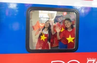 Đoàn tàu Thống nhất lan tỏa niềm tự hào dân tộc trên đường ray đất nước. (Ảnh: TRUNG HƯNG)