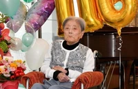Cụ bà Tomiko Itakeoka trong sinh nhật 116 tuổi. (Nguồn: mainichi)