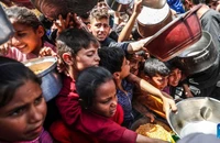 Người dân Palestine nhận thực phẩm miễn phí từ một trung tâm phân phối thực phẩm ở thành phố Gaza, ngày 3/5/2025. (Ảnh: Xinhua)