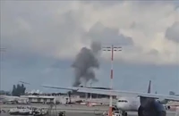 Khói bốc lên sau vụ tấn công bằng tên lửa của lực lượng Houthi ở Yemen nhằm vào khu vực sân bay quốc tế Ben Gurion tại Tel Aviv, Israel ngày 4/5/2025. (Ảnh: THX/TTXVN)