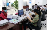 Giải quyết hồ sơ, thủ tục hành chính cho các doanh nghiệp. (Ảnh minh họa: TTXVN)