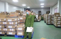 Cơ quan Công an thu giữ số lượng lớn hộp sữa bột giả các loại trong một đường dây sản xuất, buôn bán, tiêu thụ sữa bột giả. (Ảnh: cand.com.vn)