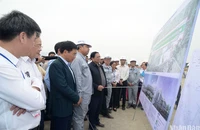 Thủ tướng Phạm Minh Chính thị sát, kiểm tra công trường đầu tư, xây dựng mở rộng, cải tạo Cảng hàng không Điện Biên Phủ.