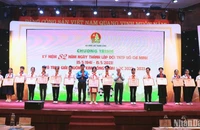 Các đồng chí Lê Thanh Đạo, nguyên Ủy viên Trung ương Đảng, nguyên Chủ tịch Hội đồng Đội Trung ương khóa I; Bùi Quang Huy, Ủy viên dự khuyết Trung ương Đảng, Bí thư thứ nhất Trung ương Đoàn (lần lượt thứ 7 và thứ 10 từ phải qua) trao Bằng khen tặng các cá nhân giành Giải thưởng Kim Đồng năm học 2022-2023.