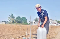 Ông Trương Tấn Lộc, xã Tân Điền, huyện Gò Công Đông (Tiền Giang) lấy nước miễn phí từ vòi nước công cộng.