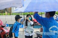 [Ảnh] Những màu áo xanh tiếp sức mùa thi 2023