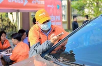 Tới năm 2025, phấn đấu 100% phương tiện ô-tô sử dụng tài khoản thu phí điện tử để thanh toán đa mục đích cho các dịch vụ giao thông đường bộ. (Ảnh minh họa)