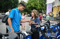 Người dân Hà Nội háo hức với dịch vụ xe đạp công cộng. (Ảnh: Thành Đạt)