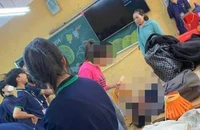 Hình ảnh nữ sinh nằm ra sàn lớp học được cho là xảy ra tại trường THPT Đa Phúc, Sóc Sơn (Hà Nội)