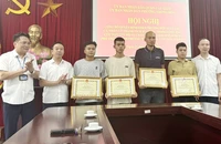 Quận Cầu Giấy khen thưởng 4 người tham gia cứu hộ, cứu nạn trong vụ cháy ở phố Trung Kính.