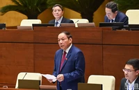 Bộ trưởng Văn hóa, Thể thao và Du lịch Nguyễn Văn Hùng trả lời chất vấn của các đại biểu. (ẢNH: DUY LINH)