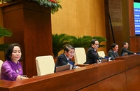 Biểu quyết thông qua Nghị quyết về Chương trình giám sát của Quốc hội năm 2025. (Ảnh: THỦY NGUYÊN)