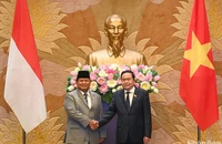 Chủ tịch Quốc hội Trần Thanh Mẫn và Tổng thống đắc cử Indonesia Prabowo Subianto. (Ảnh: DUY LINH)