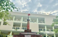 Cắt ghép mô hình Cột cờ Hà Nội từ Báo Nhân Dân: Lan tỏa tình yêu lịch sử đất nước