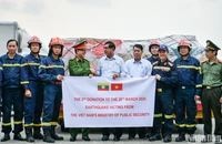 Trung tướng Nguyễn Tuấn Anh, Cục trưởng Cục Cảnh sát Phòng cháy chữa cháy và Cứu nạn, cứu hộ (Bộ Công an) trao hàng cứu trợ tới Thủ hiến vùng Yangon U Soe Thein.