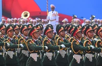 Khối sĩ quan lục quân tiến qua lễ đài. (Ảnh: DUY LINH)