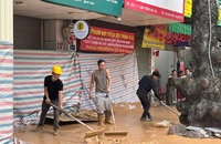 Chiều 27/5, một lượng lớn bùn lỏng đã bất ngờ trào lên kín mặt đường, ảnh hưởng tới nhiều hộ dân trên đường Cát Linh (Đống Đa, Hà Nội).