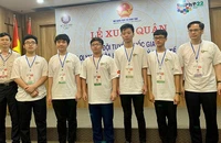 5 học sinh Việt Nam tham dự Olympic Vật lý quốc tế 2022 cùng các thầy giáo. (Nguồn: Bộ Giáo dục và Đào tạo)