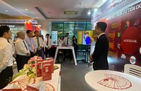 Các đồng chí lãnh đạo tham quan gian hàng Ngân hàng Agribank.
