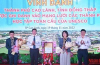 Bà Miki Nozawa trao chứng nhận cho thành phố Cao Lãnh và nhận biểu trưng, hoa do Đồng Tháp trao tặng. (Ảnh: HỮU NGHĨA)