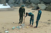 Lực lượng chức năng thu gom các gói ma túy trôi dạt vào bờ biển xã Phổ Châu, thị xã Đức Phổ.