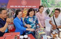 Lãnh đạo Sở Công thương Hà Nội tham quan, tìm hiểu các sản phẩm thực phẩm an toàn của doanh nghiệp.
