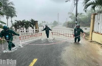 Thực hiện giăng dây cảnh báo, chốt chặn tại xã Hòa Phong.