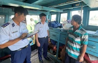 Cảnh sát biển làm việc với Thuyền trưởng Tàu TG 90297 TS.