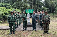 Đồn Biên phòng Hồ Le và lực lượng bảo vệ biên giới Rattanakiri, Campuchia trao đổi thông tin tại cột mốc 17.
