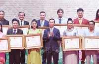 Chủ tịch nước Võ Văn Thưởng trao tặng danh hiệu Nghệ sĩ nhân dân cho các nghệ sĩ. Ảnh: TTXVN
