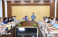 Toàn cảnh họp khẩn trong đêm của Bộ trưởng Tài nguyên và Môi trường Đỗ Đức Duy với tỉnh Yên Bái. (Ảnh: TTXVN)