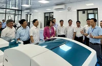 Thứ trưởng Bộ Y tế Nguyễn Thị Liên Hương thăm các trang, thiết bị hiện đại tại Tòa nhà CDC Thái Bình cao 15 tầng mới được đưa vào sử dụng.