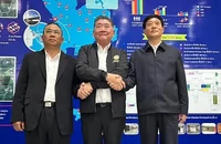 Phó Thủ tướng kiêm Bộ trưởng Quốc phòng Thái Lan Phumtham Wechayachai (giữa) gặp đại diện Trung Quốc và Myanmar bàn biện pháp phòng chống tội phạm viễn thông. (Ảnh: NBT)
