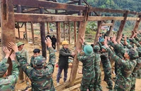 Các lực lượng được huy động hỗ trợ người dân bản Nậm Pồ xã Nậm Manh dựng nhà tại nơi ở mới.