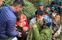 Lực lượng cứu hộ tìm thấy cháu bé sau 10 giờ đi lạc trong thời tiết giá lạnh.