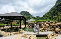 Du khách trải nghiệm tại Khu nghỉ dưỡng suối khoáng nóng Yoko Onsen Quang Hanh (Quảng Ninh).