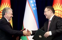 Hai Tổng thống Kyrgyzstan và Uzbekistan trao đổi văn kiện phân định biên giới.