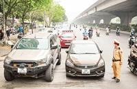 Bãi đỗ xe tự phát trên đường Nghiêm Xuân Yêm, quận Hoàng Mai. (Ảnh PHÙNG ĐÔ)