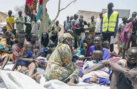 Nhiều người dân Sudan phải rời bỏ nhà cửa do xung đột. (Ảnh AP)