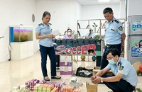 Đội quản lý thị trường số 24 (Cục Quản lý thị trường Hà Nội) kiểm tra cơ sở kinh doanh thực phẩm chức năng giả trên không gian mạng tại Tòa nhà Time Coffee, huyện Hoài Đức. (Ảnh QUYÊN LƯU)