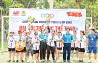 Đại diện Công đoàn Các khu công nghiệp tỉnh Vĩnh Phúc chúc mừng giải thể thao Công ty Uju Vina.