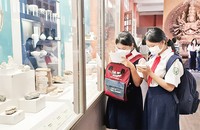 Học sinh tham quan Bảo tàng Lịch sử Thành phố Hồ Chí Minh.