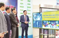 Giám đốc Sở Y tế tỉnh Vĩnh Phúc Lê Hồng Trung (thứ nhất, từ phải sang) kiểm tra tiến độ triển khai Kho dữ liệu y tế.