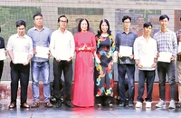 Trao thẻ kết nạp hội viên Hội Văn học Nghệ thuật Đồng Nai năm 2024.