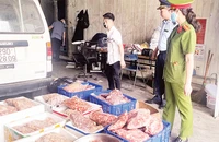 Lực lượng chức năng thành phố Hà Nội kiểm tra một cơ sở kinh doanh thực phẩm đông lạnh tại đường Hoàng Quốc Việt, quận Bắc Từ Liêm.