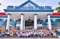 Sở Du lịch Quảng Ninh chào đón du khách MICE tham quan Vịnh Hạ Long. (Ảnh HUỆ VŨ)