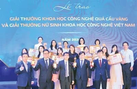 Các nhà khoa học của Đại học Quốc gia Thành phố Hồ Chí Minh nhận giải thưởng Quả cầu vàng 2024. (Ảnh VP)