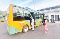 Xe buýt điện là những "cánh tay nối dài" đưa hành khách đi lại thuận tiện đến các ga của tuyến Metro số 1.